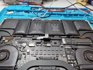 MacBook Pro 15-inch A1398バッテリーの膨張