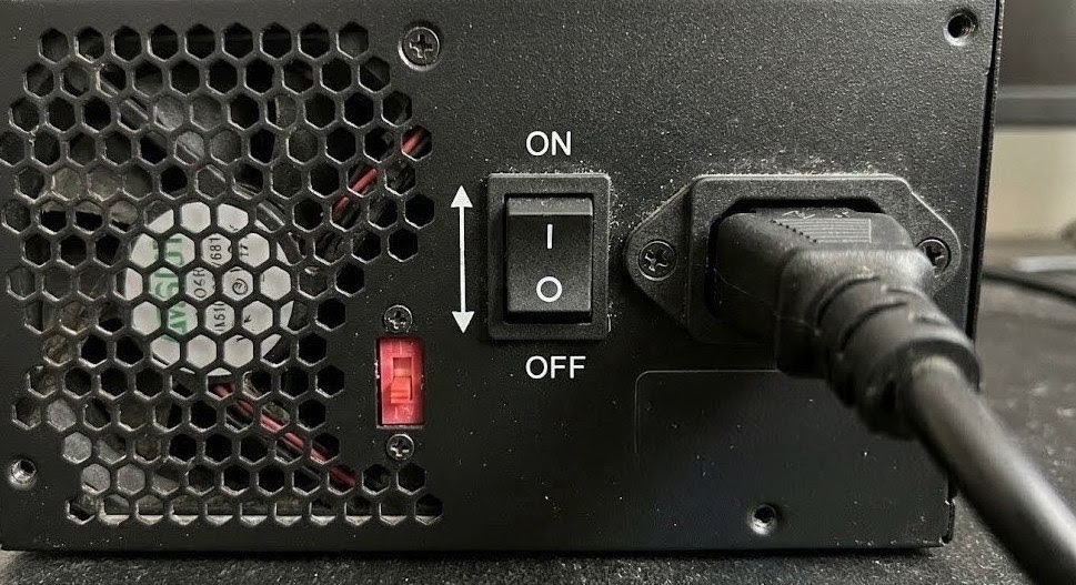 デスクトップパソコンの電源ユニット背面にスイッチがある